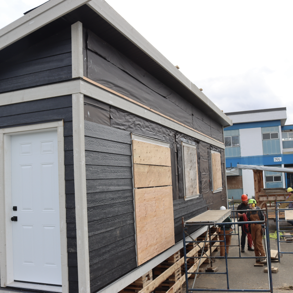 VIU Cowichan carpentry students working on the tiny home